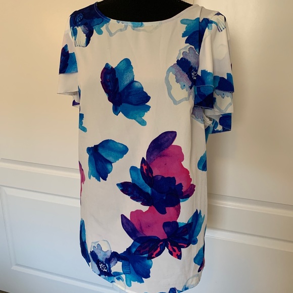 💙💕 Bold & Beautiful Blouse from Banana 💙💕 - Picture 2 of 14